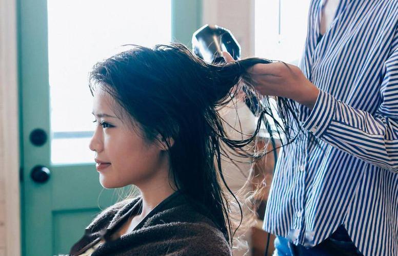 为什么理发店的洗发水洗头顺滑,为啥理发店的洗发水洗完飘柔