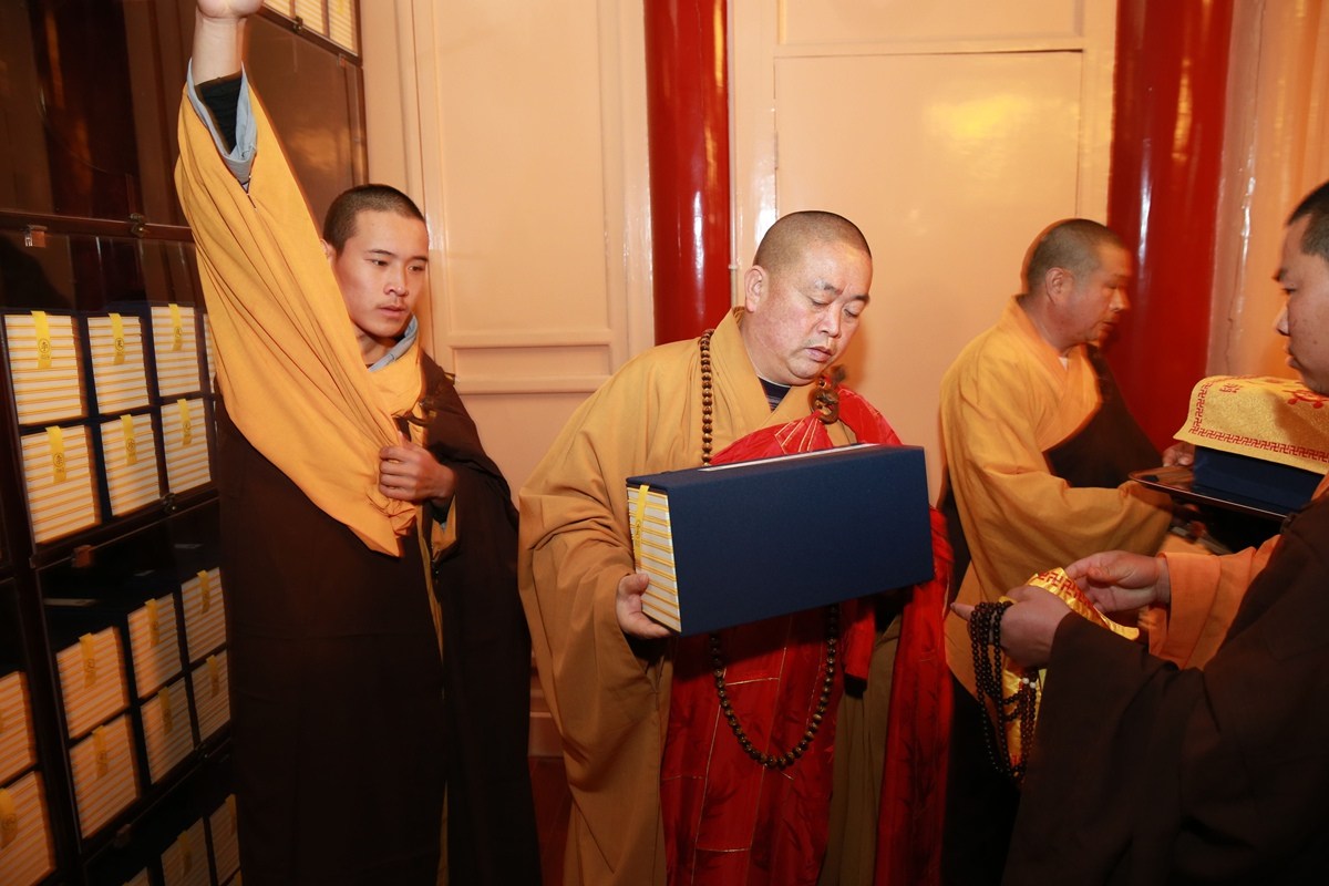 最会做生意的和尚释永信,少林寺方丈释永信袈裟