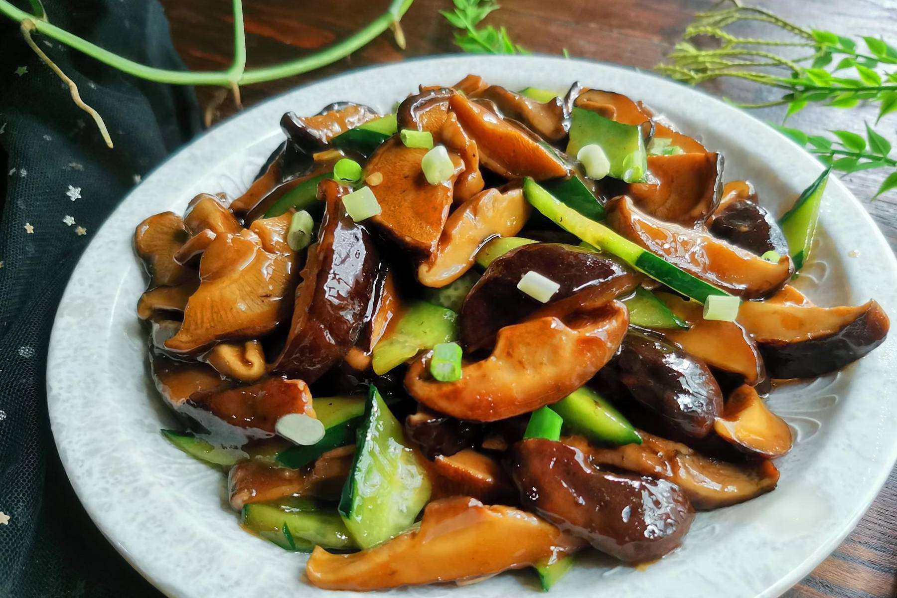 80岁老人吃芹菜有什么功效养身,土豆和芹菜的功效与作用