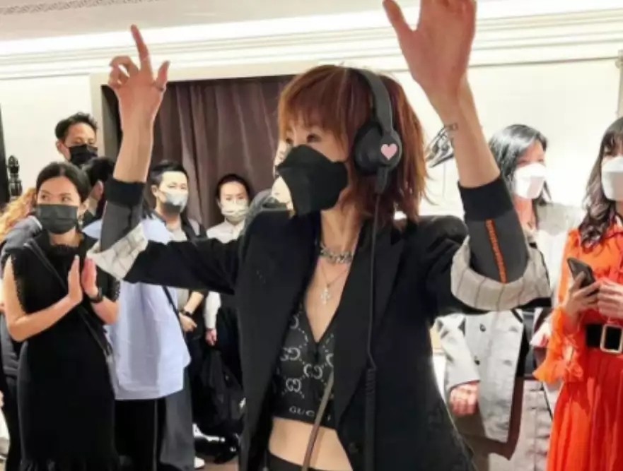 事实证明，独居贫民区、不婚无子的张曼玉，已经走上了另一条大路