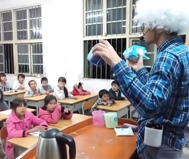 广西：一位男老师给学生发卫生巾，并在课堂上讲解卫生巾的用途
