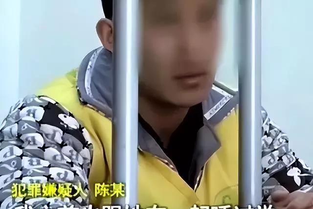 女子酒后向男闺蜜炫耀纹身,女子给男闺蜜露纹身