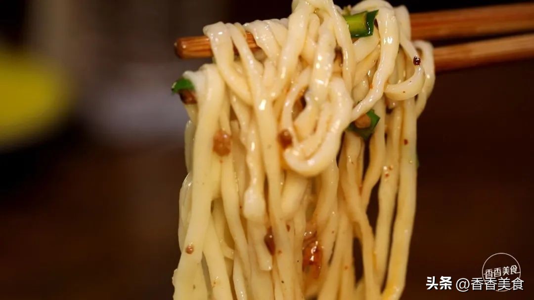 一碗营养丰富又好吃的面,有点宽和厚而且有嚼劲的面