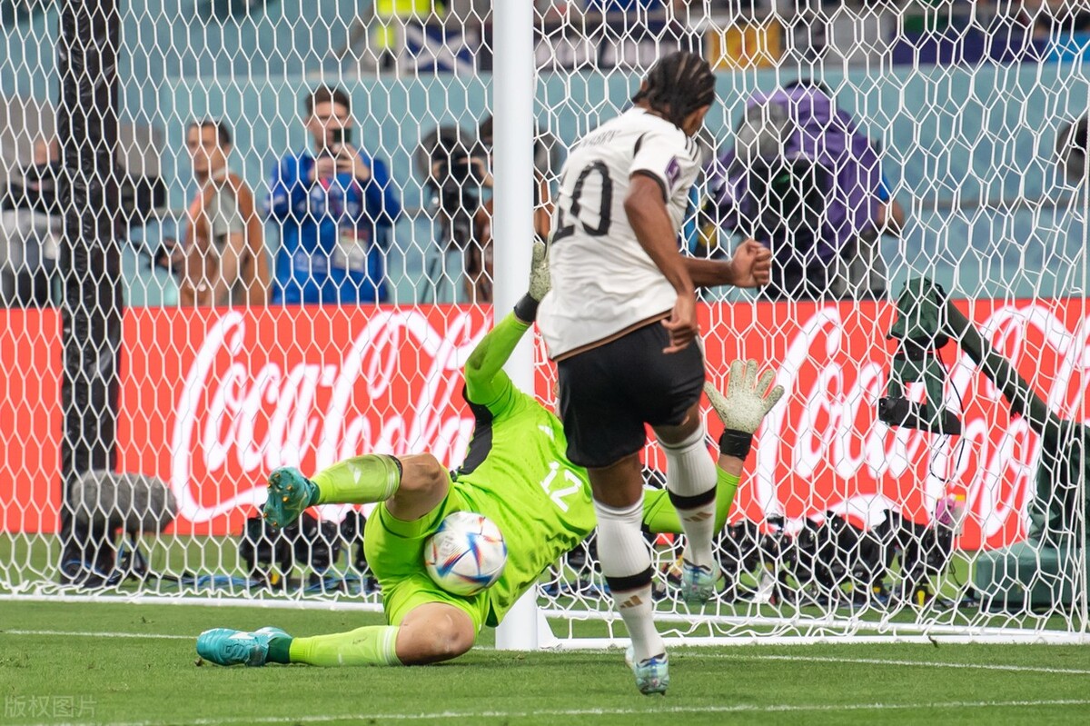 世界杯日本队2-1逆转胜德国冷门,2018年足球世界杯德国vs日本比赛