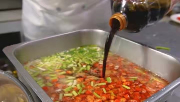 女生抱怨公司午饭不好吃,女生嫌弃公司伙食太差