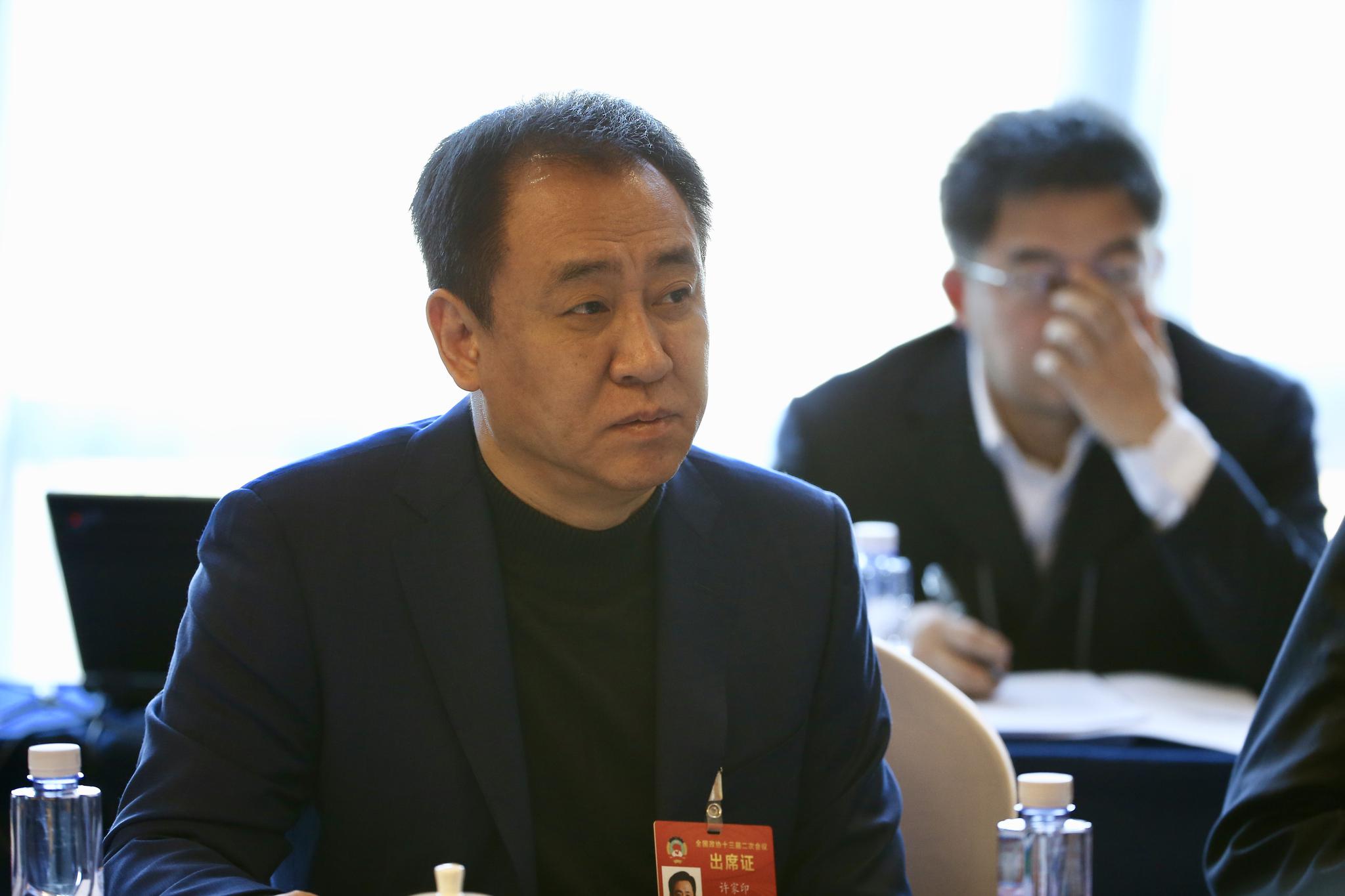 许家印又亏8000亿丝毫不慌,负债两万亿的许家印还能翻身吗