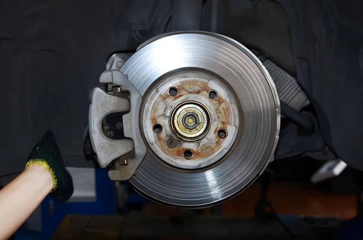 停了十几天汽车碟刹抱死怎么办,小车碟刹抱死最佳解决办法