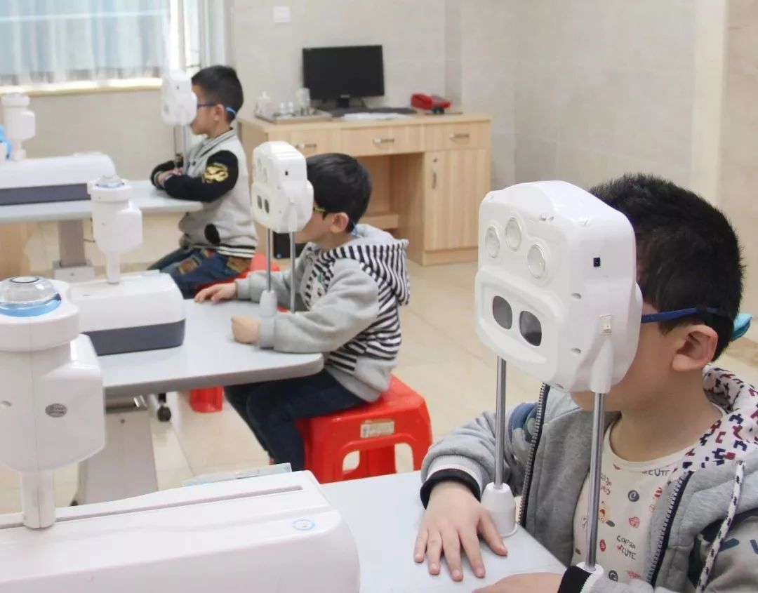 小学生家长：3000元的学习桌，1800元的台灯，拯救不了孩子近视眼