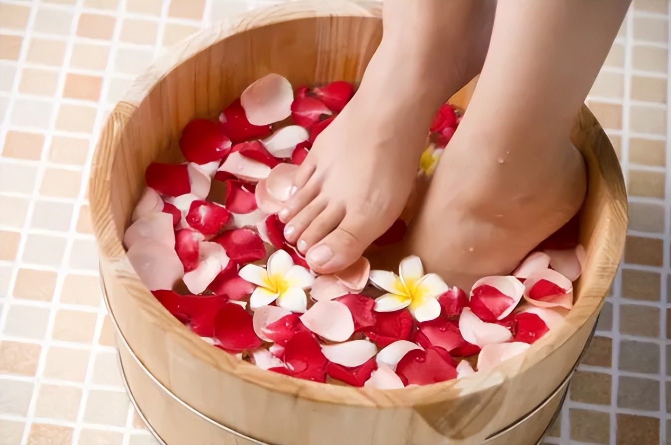 人的寿命长短看脚,寿命长不长看面相就知道