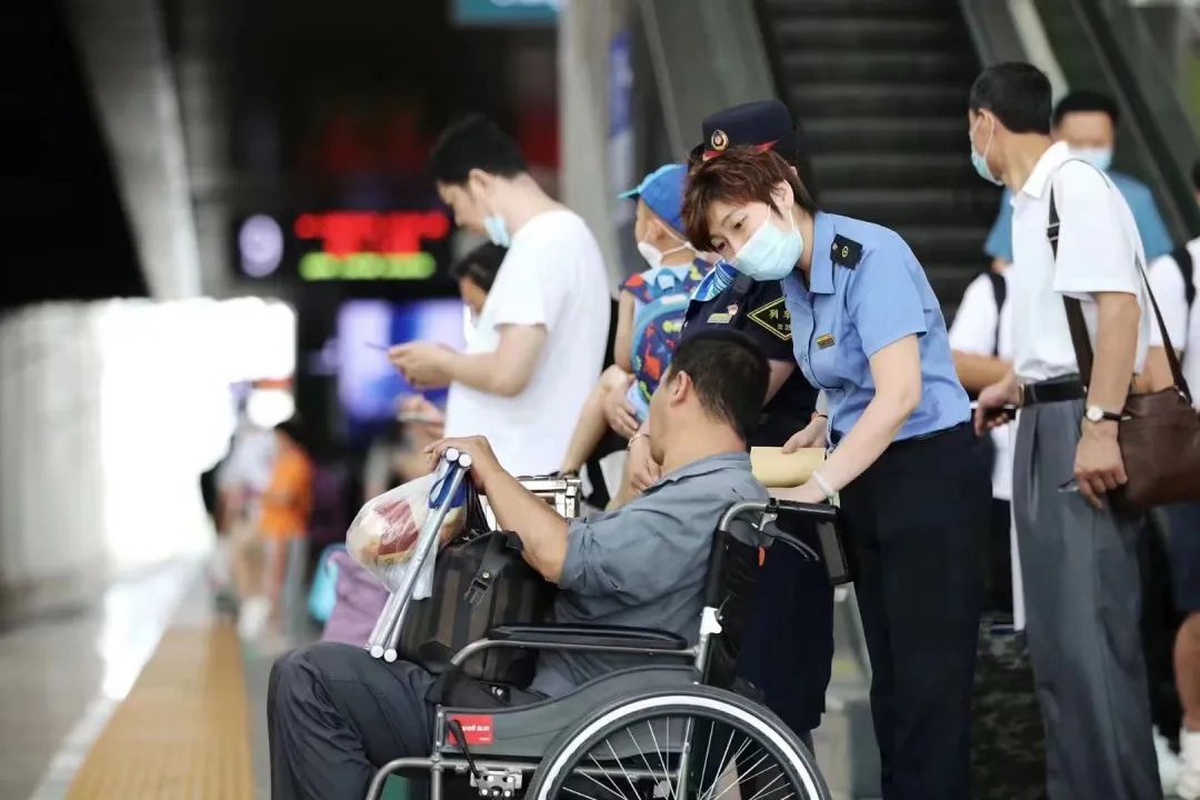 “老年旅客乘火车攻略”拍了拍你,快为爸妈收藏!