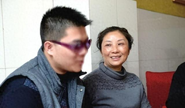 丈夫沉迷打牌老婆又打又骂,丈夫沉迷麻将妻子赶过去一看