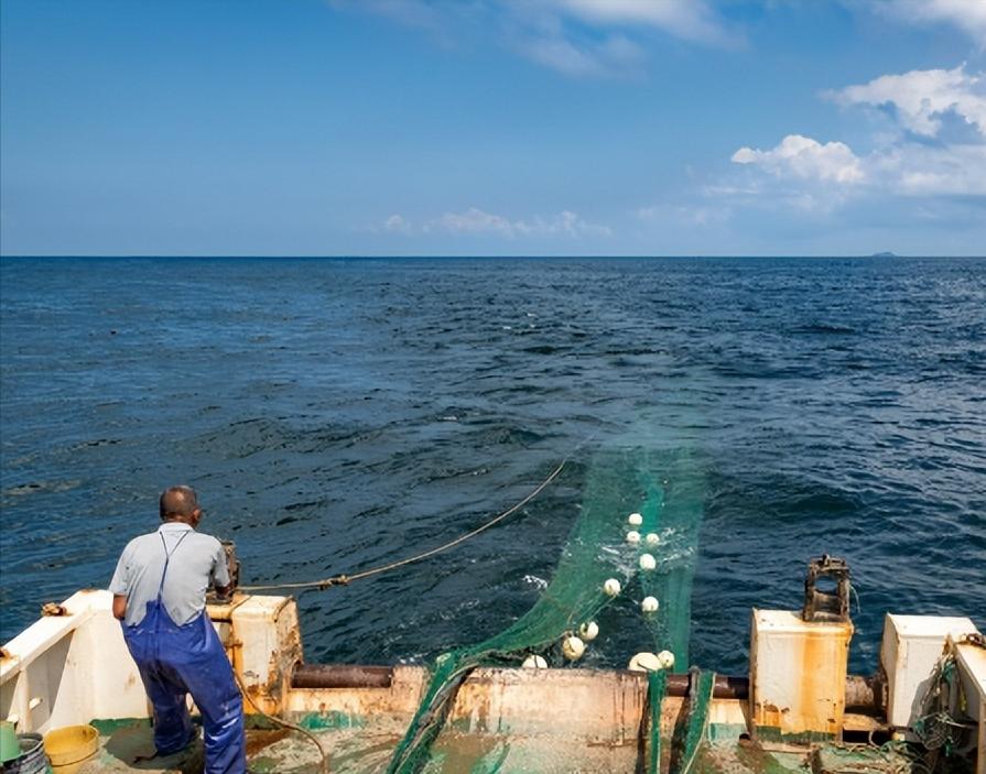 渔民出海一年赚多少钱,农村渔民出海捕鱼