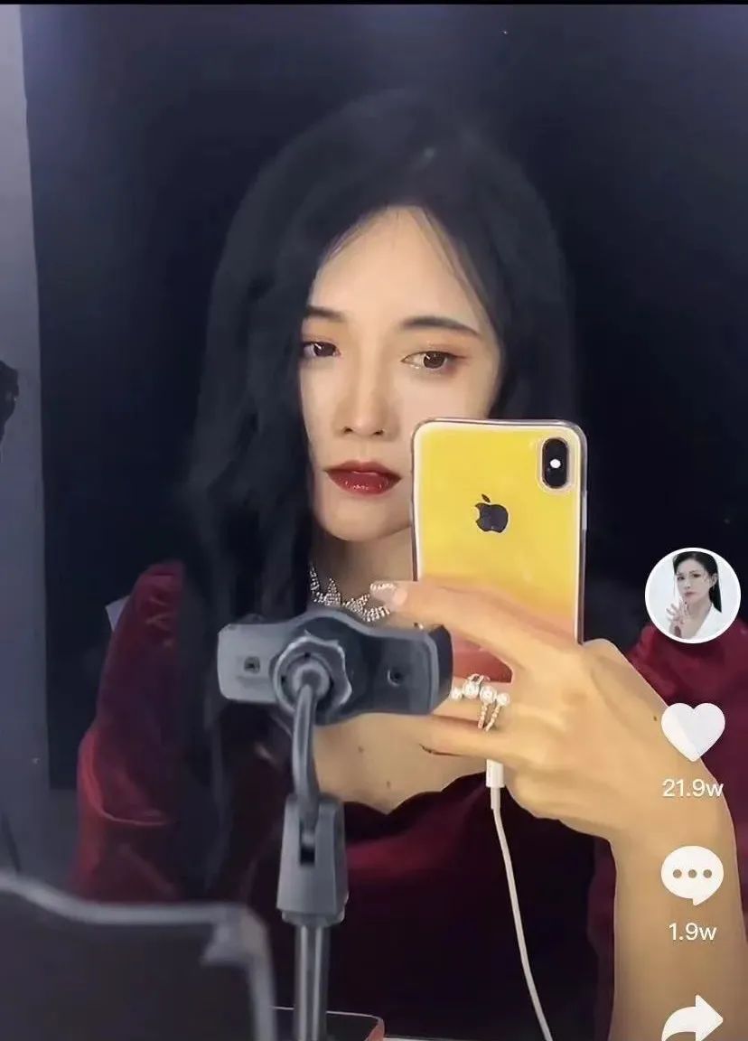 41岁，她用365张假面换取年入百万，迷倒全网宅男：想娶她回家