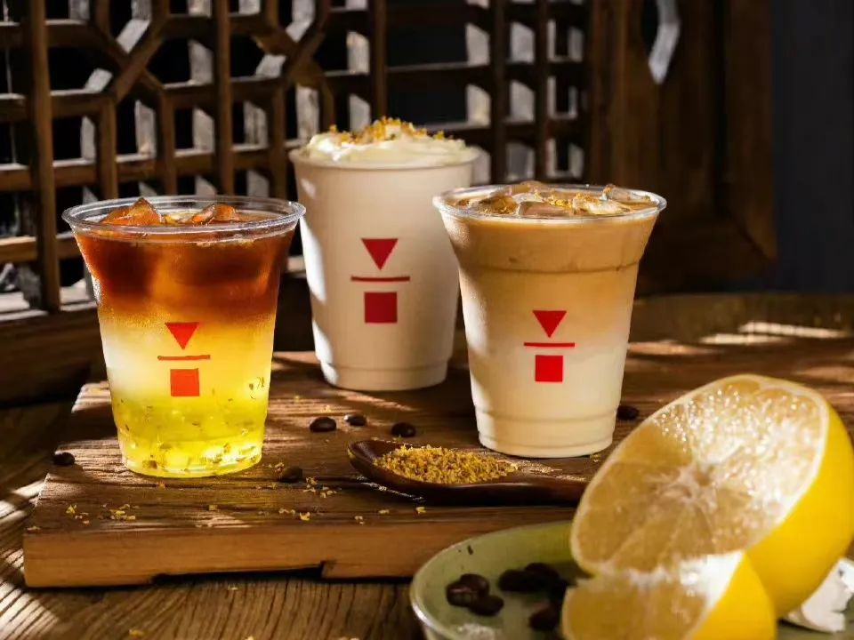 瑞幸生酪拿铁当天卖出131万杯,瑞幸咖啡大展红兔生酪拿铁