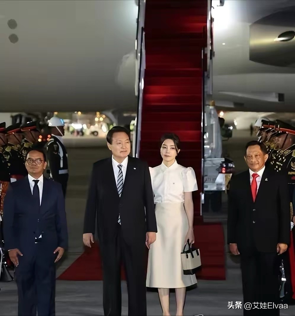 韩国第一夫人巴厘岛“报道”!穿半身裙尽显东方美,真给老公长脸