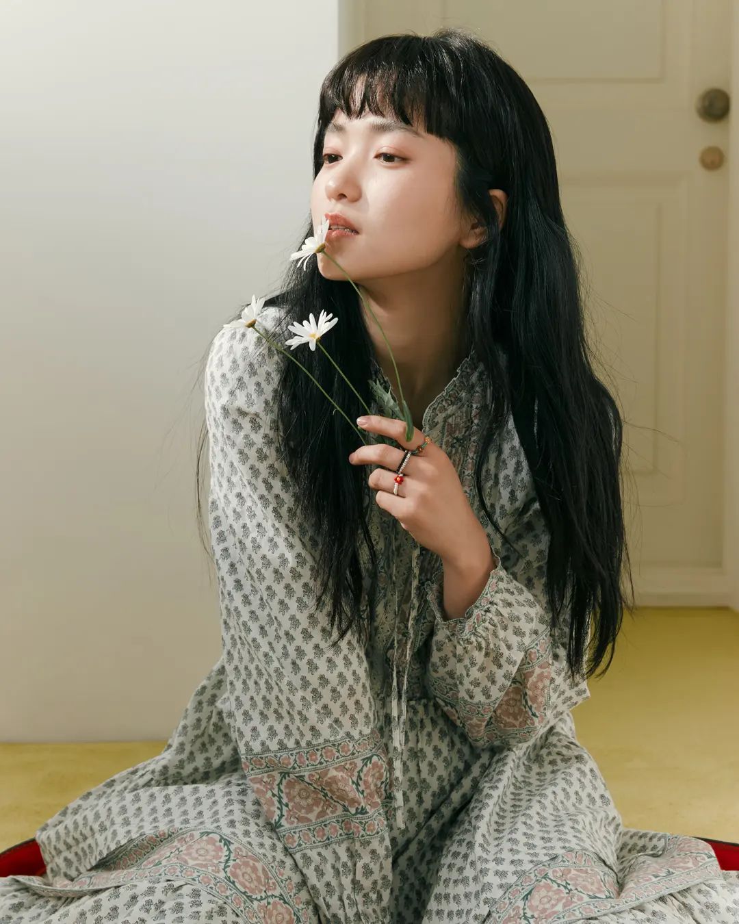 飘逸长裙与马卡龙色系，跟着金泰梨这样搭，轻松穿出文艺女孩