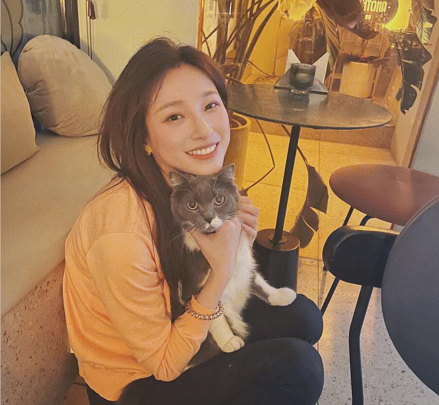 马凡舒央视造型,马凡舒与月亮姐姐同框