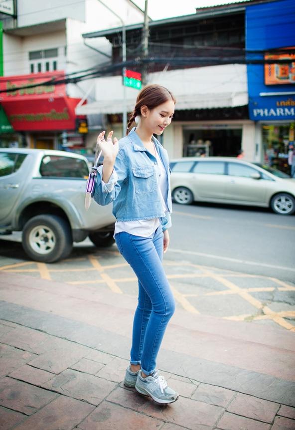 短款牛仔外套怎么搭配裤子图片女,牛仔短款外套怎么搭配好看