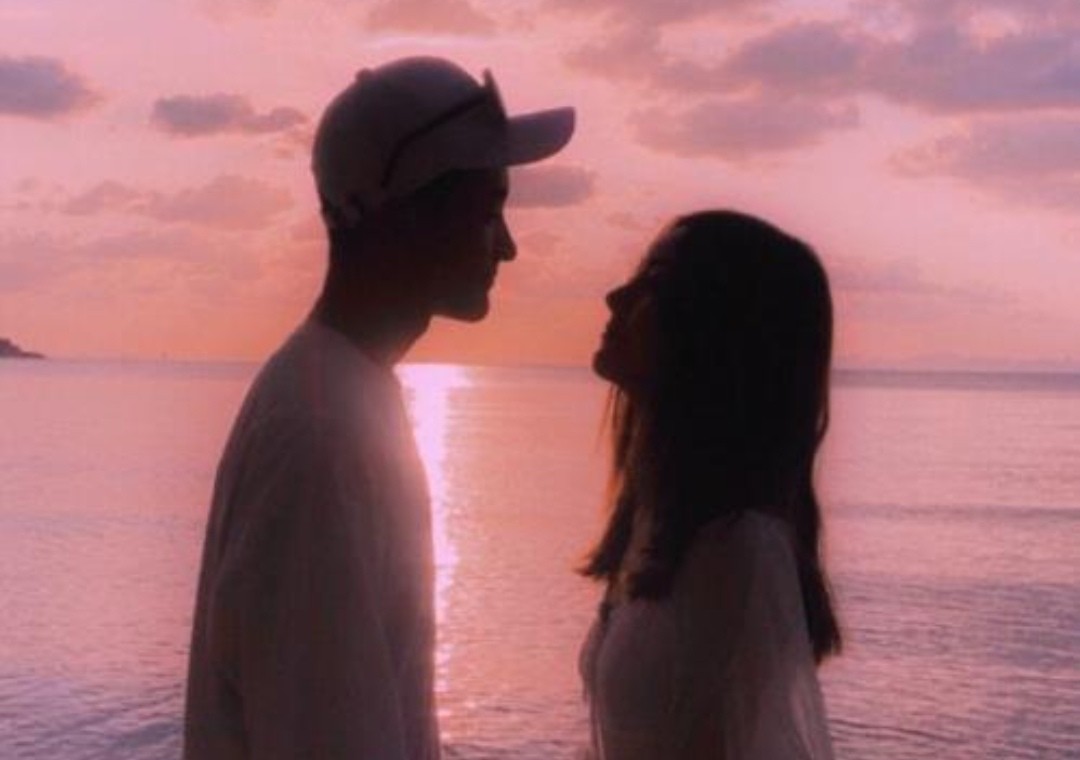 女子身上长虫医生拿镊子治疗,女子体内有蜱虫被医生拿镊子拔出