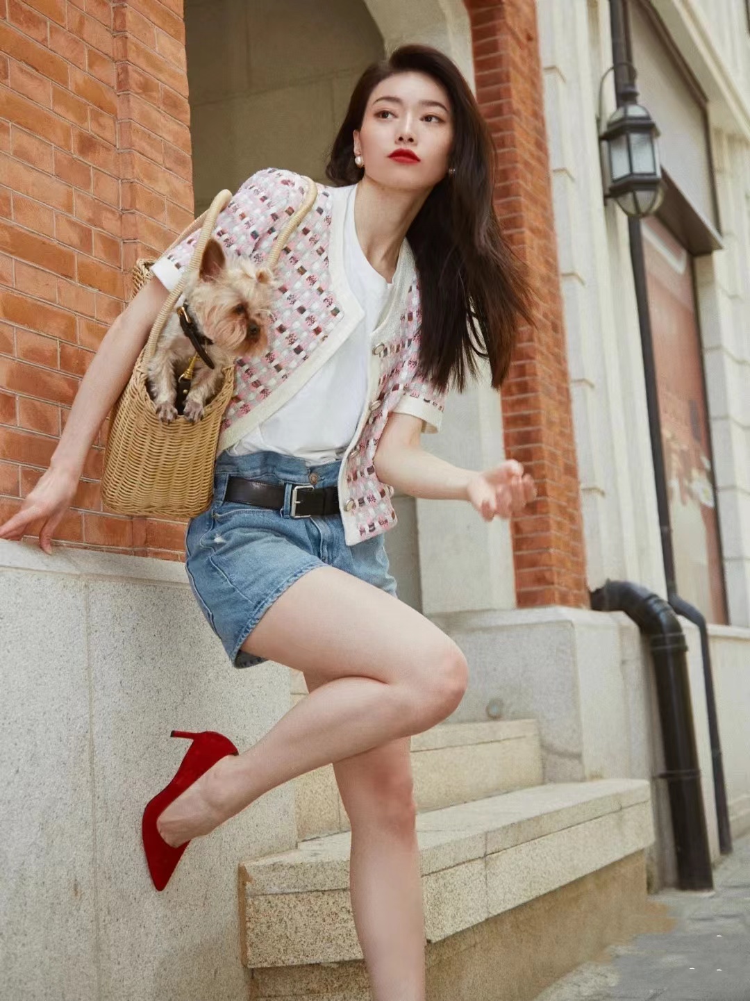 红色高跟鞋和什么颜色搭配,火红色高跟鞋