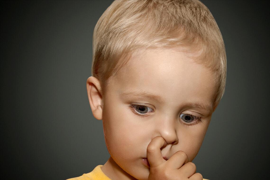 孩子总喜欢用手“抠鼻孔”，家长制止没有用，试试看这样做