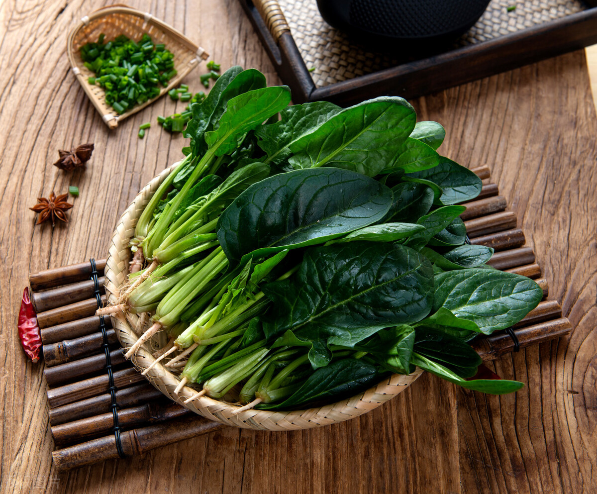 失眠多是肝火盛！建议中老年人，多吃3样青菜，降肝火，助睡眠