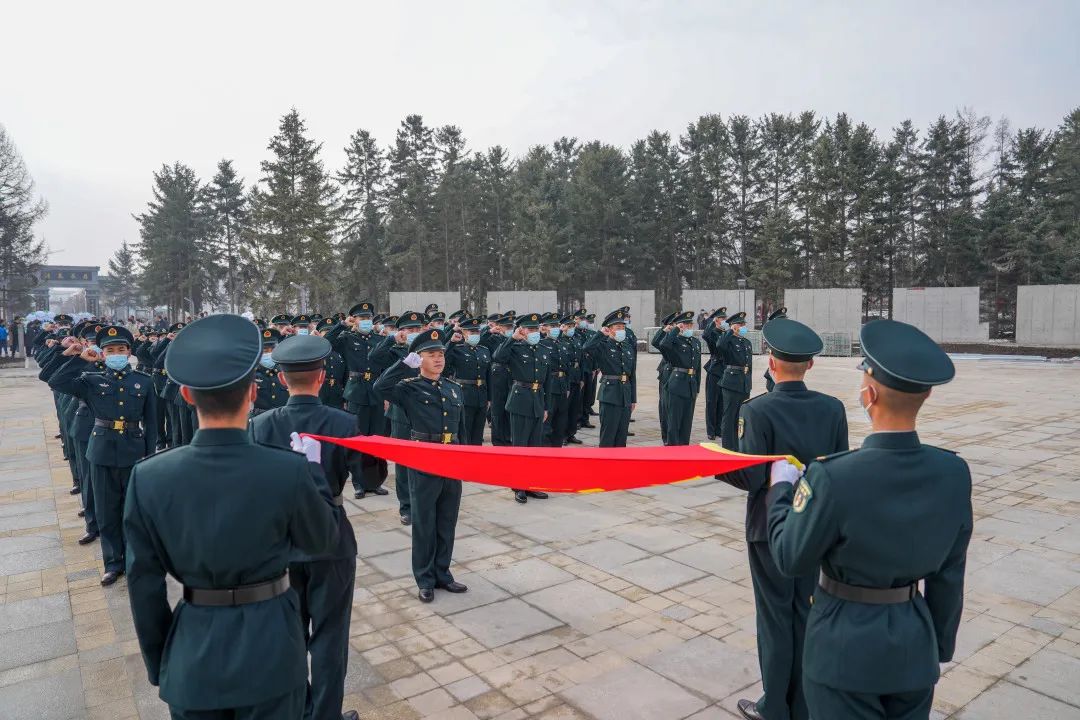 解放军清明缅怀红军先烈活动,清明祭奠革命先烈解放军鸣枪