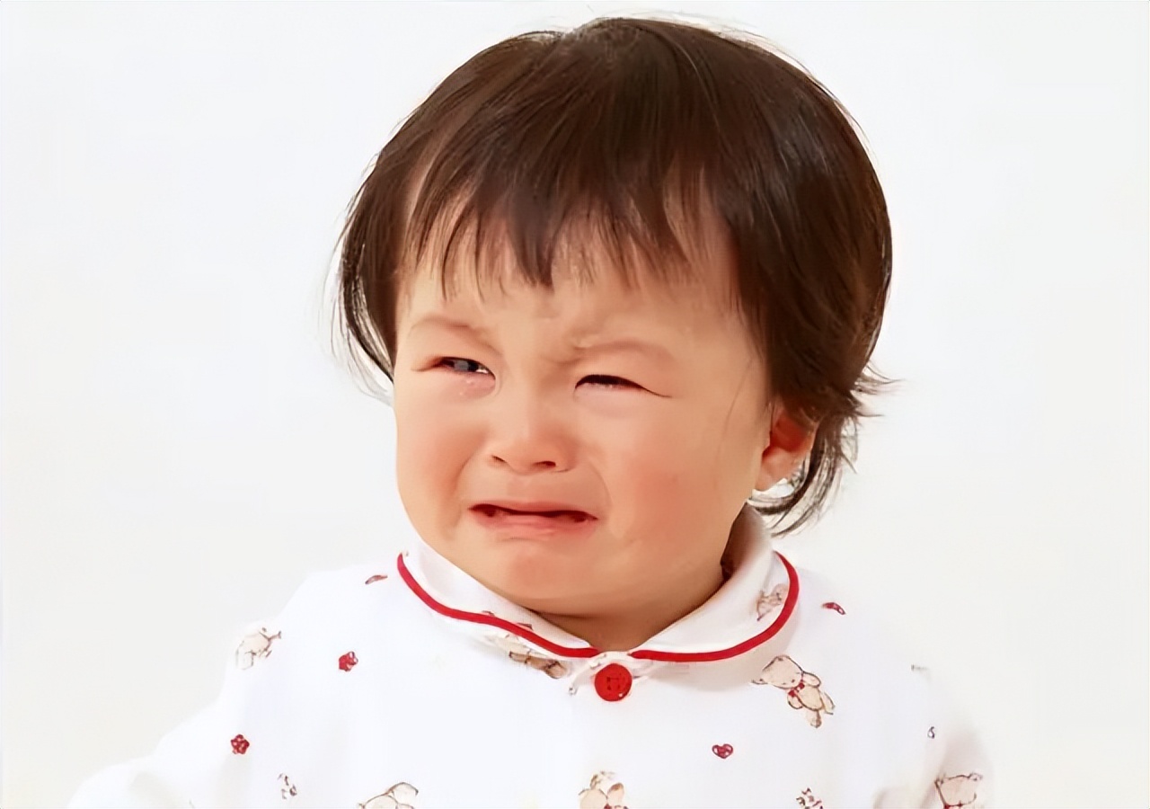 孩子被烫到，是先冲冷水还是先脱衣服？第一步做错，伤情更严重