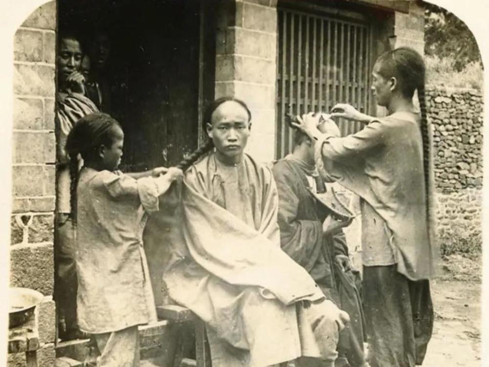 清朝灭亡后溥仪怎么处理,末代皇帝溥仪被剪掉的辫子图片