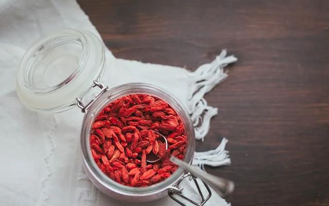 新鲜的枸杞晒不干怎么保存,买回来的枸杞不干怎么晒干