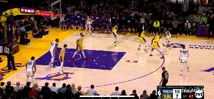 众人评价詹姆斯关键绝平2分,詹姆斯绝平三分踩线引争议