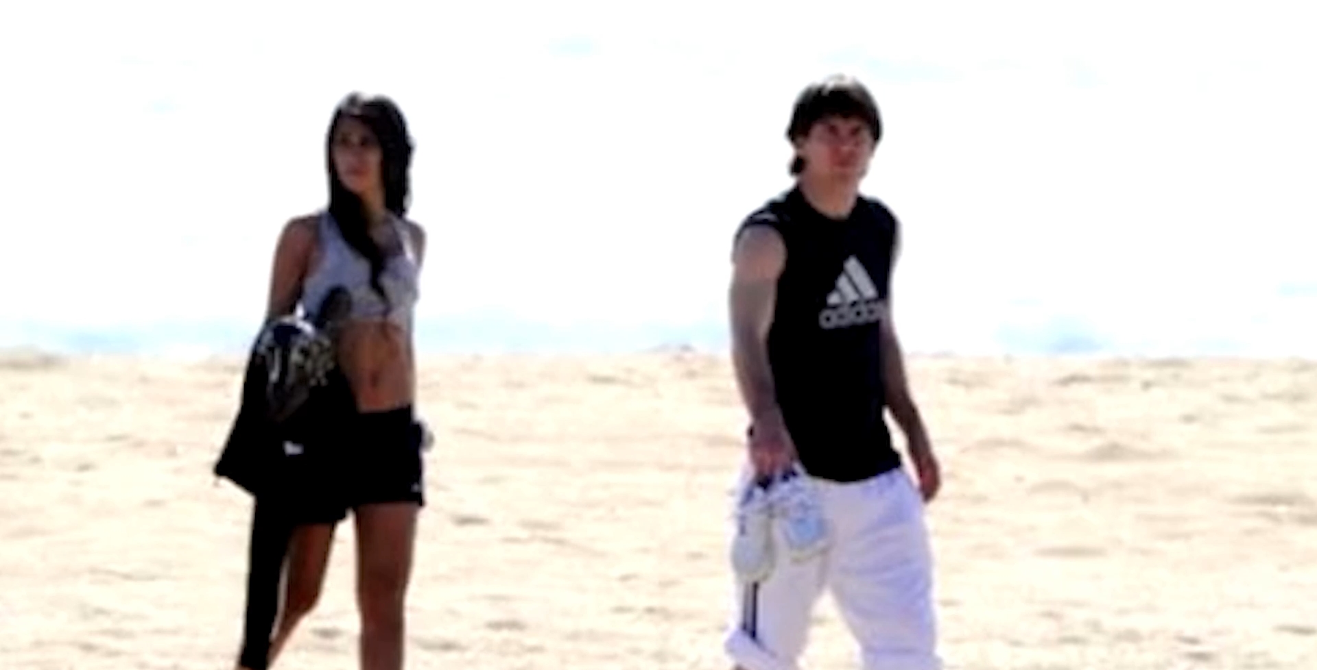 世界球王梅西，竟是圈内有名的耙耳朵，一张照片暴露家庭地位