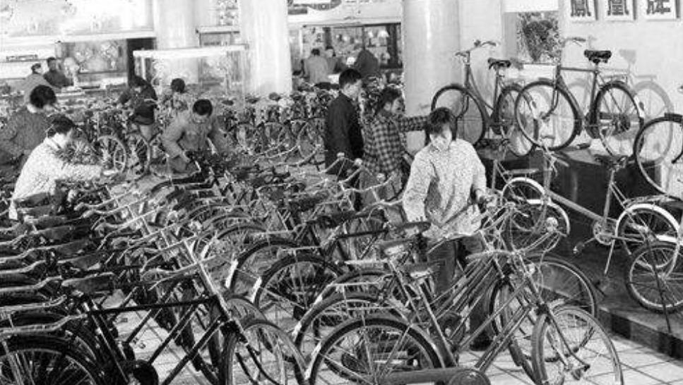 五十年前的“凤凰牌”自行车，一辆150元，放现在相当于多少钱？