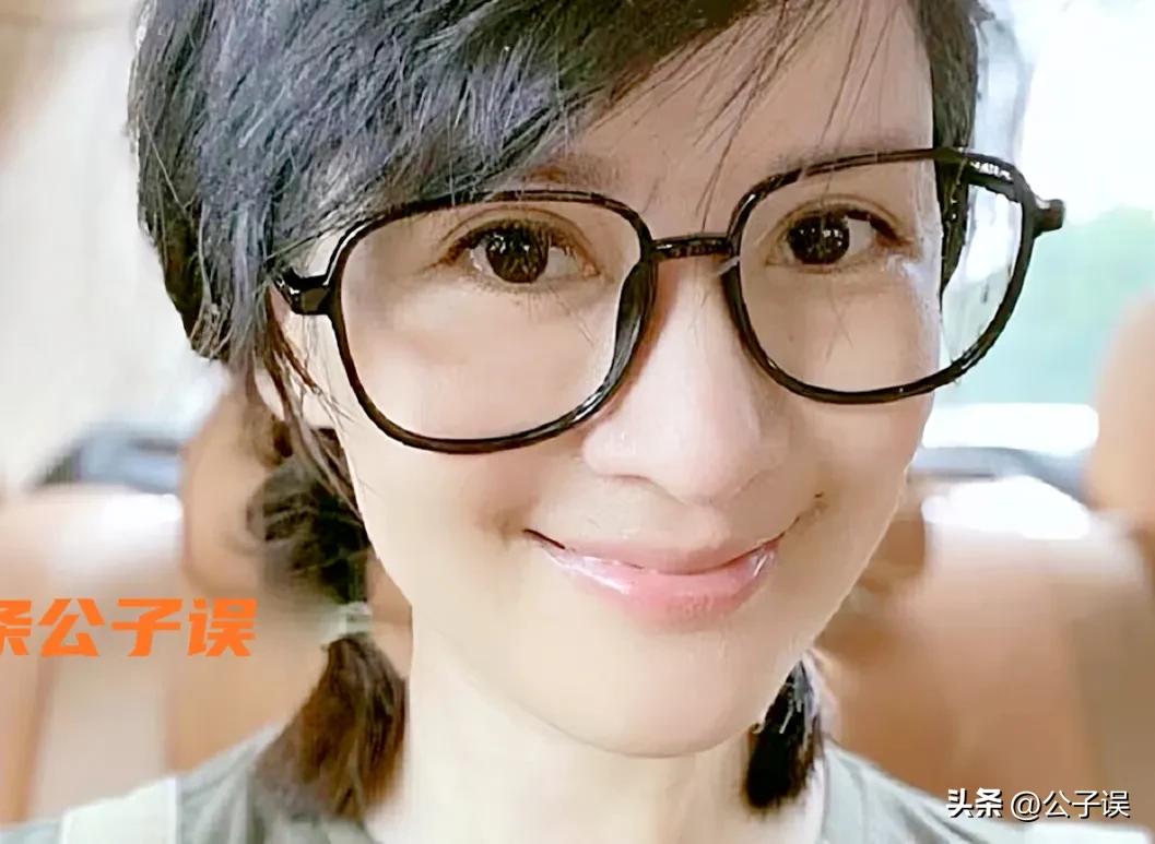 一张和冯小刚的“夜宿门”照片，彻底撕下了沈星的遮羞布