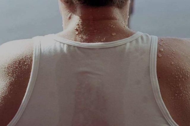 半夜出汗全身湿透注意什么,半夜出汗湿透怎么回事