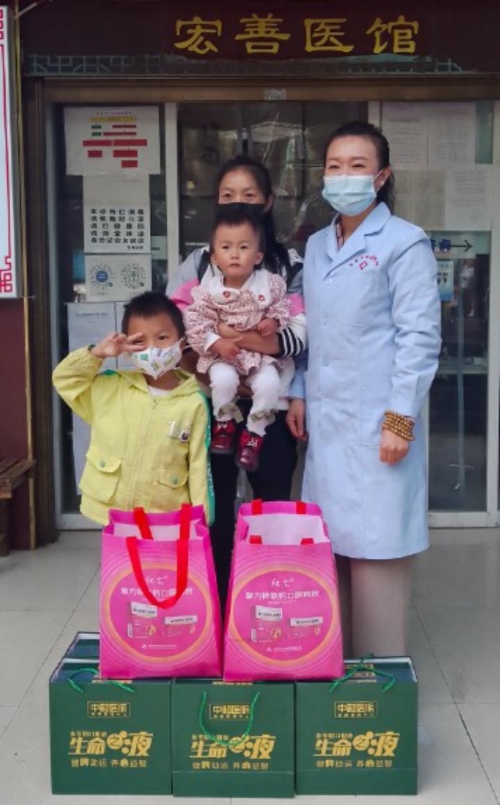 爱心善举显真情捐资助学暖人心,爱心公益助成长携手同心护健康