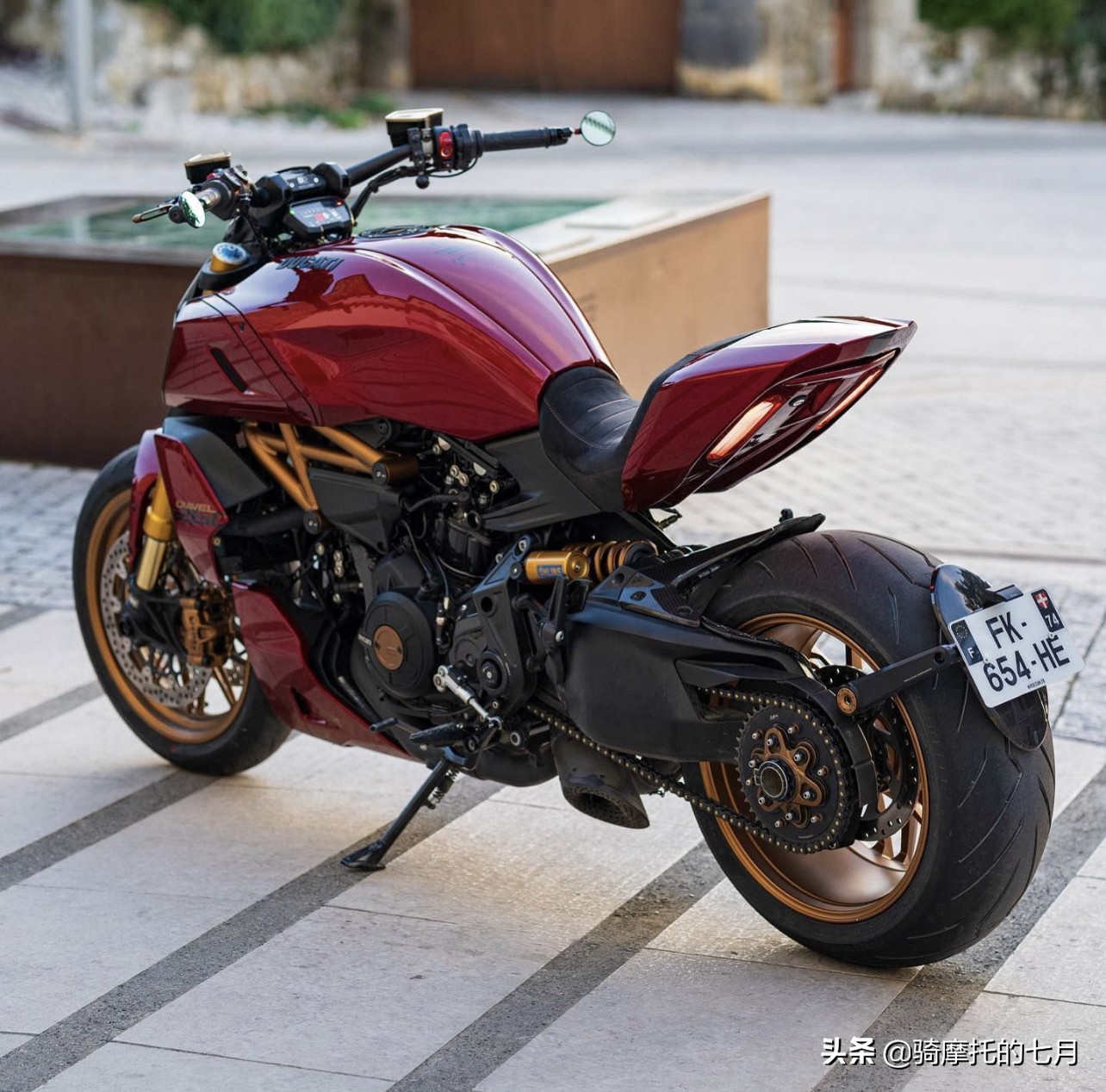 冬天骑杜卡迪是一种什么样的体验,路上偶遇杜卡迪红色大魔鬼