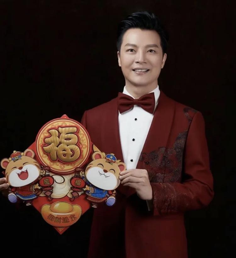 任鲁豫受伤主持节目视频,任鲁豫摔倒后复出