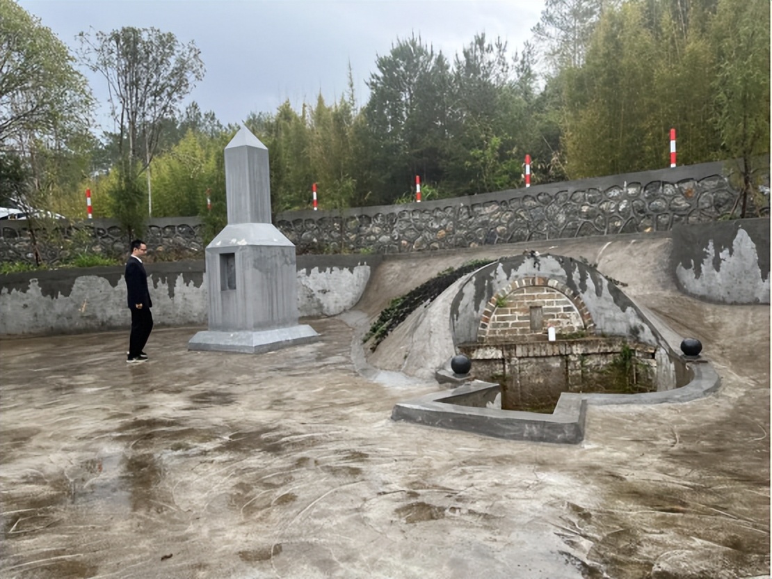 群众送鲜花缅怀英烈,鲜花祭英烈植树寄哀思