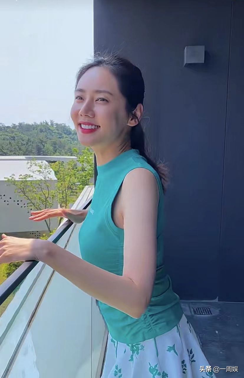 秋瓷炫穿紧身裤出席活动,秋瓷炫发照片于晓光