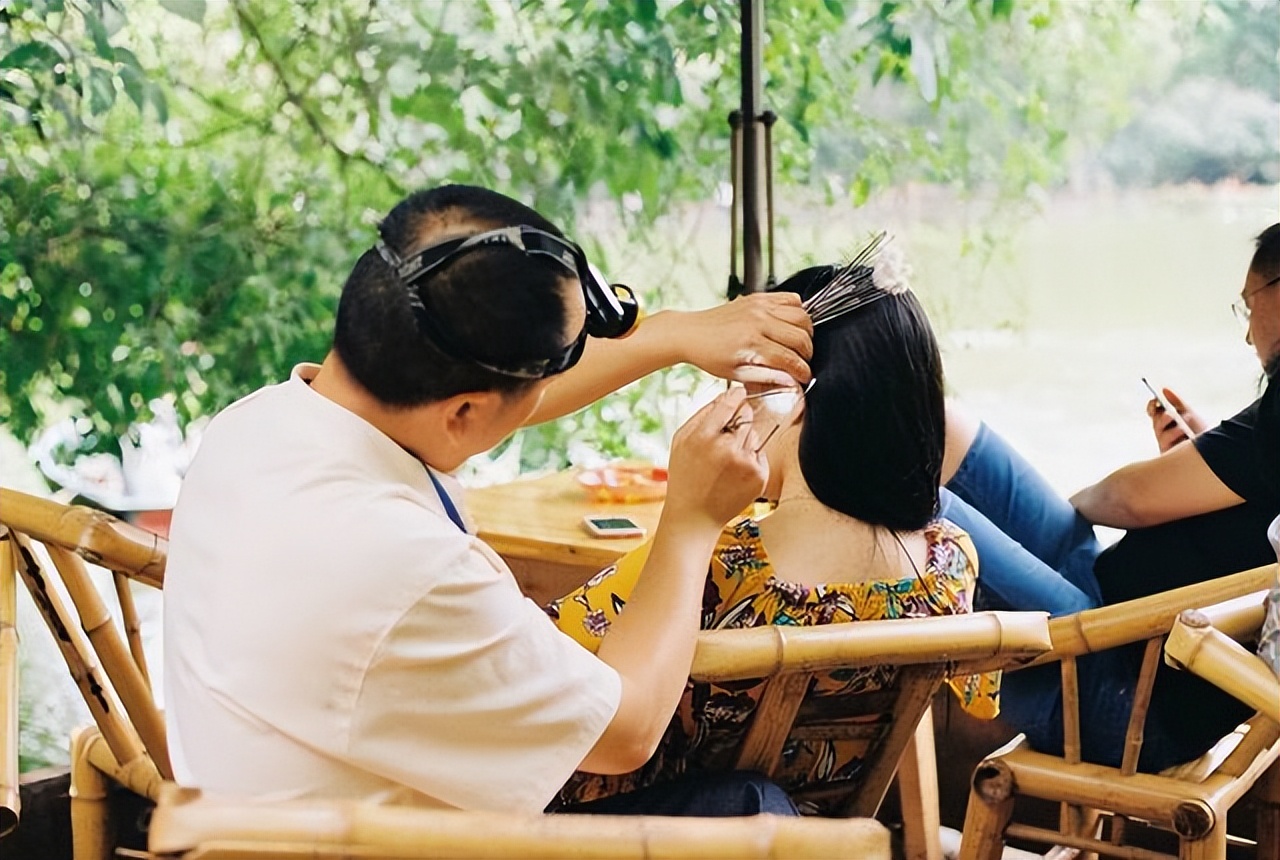 为什么有人耳屎是干的有的是湿的,为啥有人的耳屎是湿的