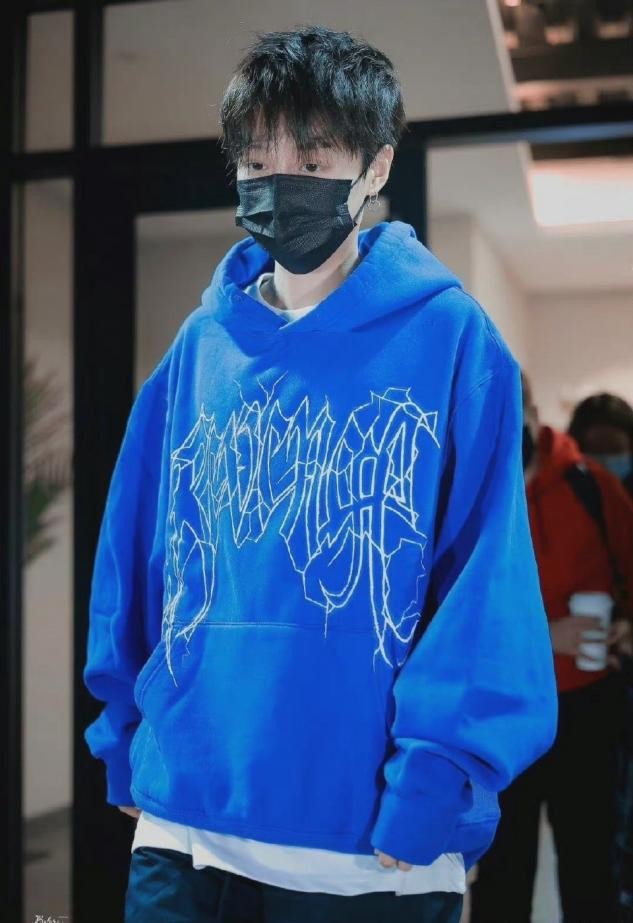 璧垫枃鍗撹韩绌胯繍鍔ㄨ韬墜鐭仴,璧垫枃鍗撶┛瑗胯鍑哄満