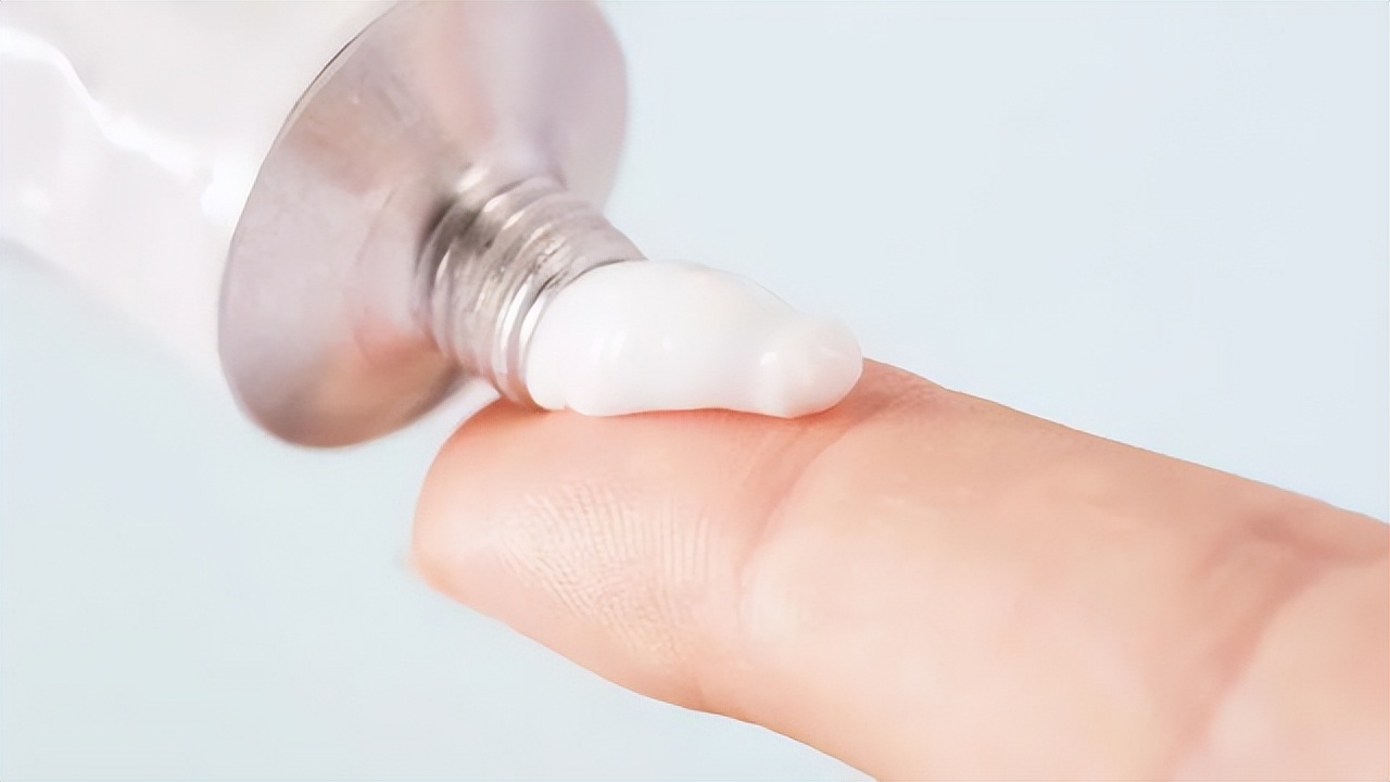 红霉素软膏可以去除老年斑么,红霉素软膏能够去除老人斑