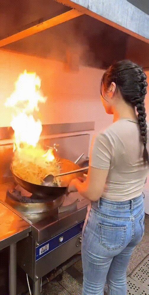 神回复：老鼠贴粘到的，吃了不会犯法吧？网友：自首，争取死缓