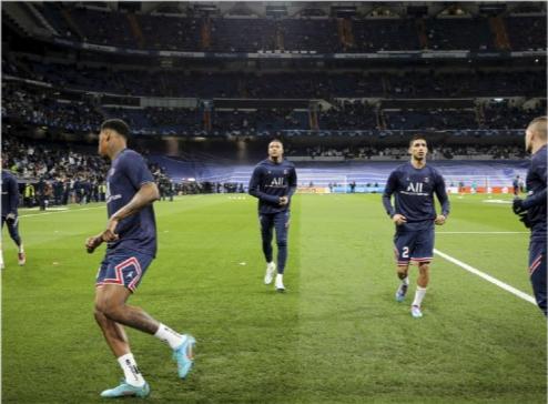 欧冠皇马5-2逆转利物浦本泽马双响,皇马淘汰巴黎本泽马犯规了么