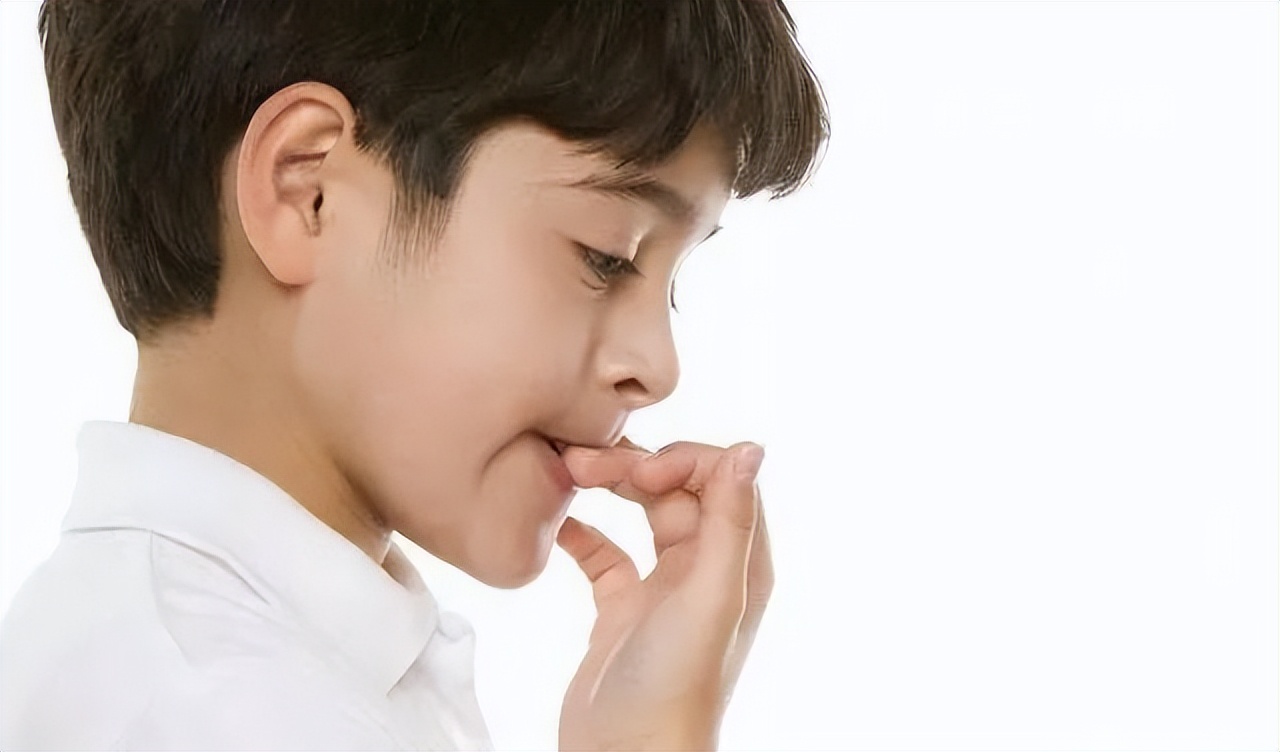 孩子总是抠手指缺什么吗,抠指甲是缺什么维生素