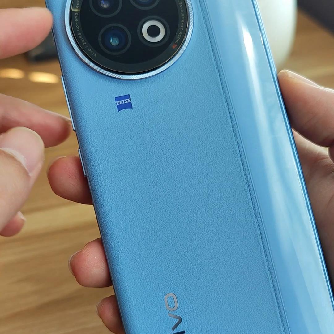 vivo最新折叠屏手机怎么样,vivox翻盖折叠屏2023新款测评