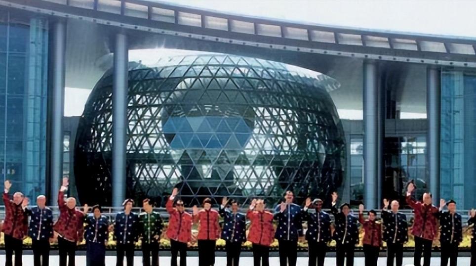 “玉树长飘云外曲，霓裳闲舞月中歌”：具有诗意美感的唐朝服饰