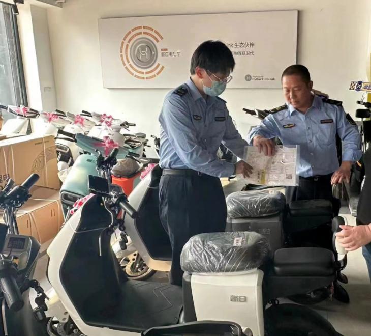 雅迪电动车有后视镜后备箱,雅迪新款电动车装后备箱