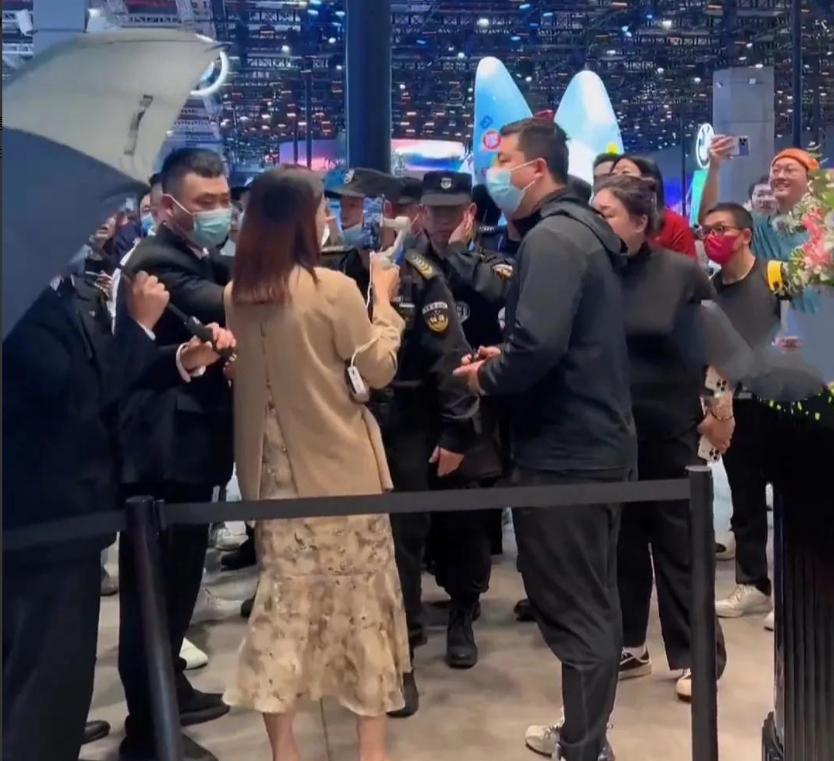 宝马mini冰淇淋事件女孩被网暴,因为两个冰淇淋损失200亿视频